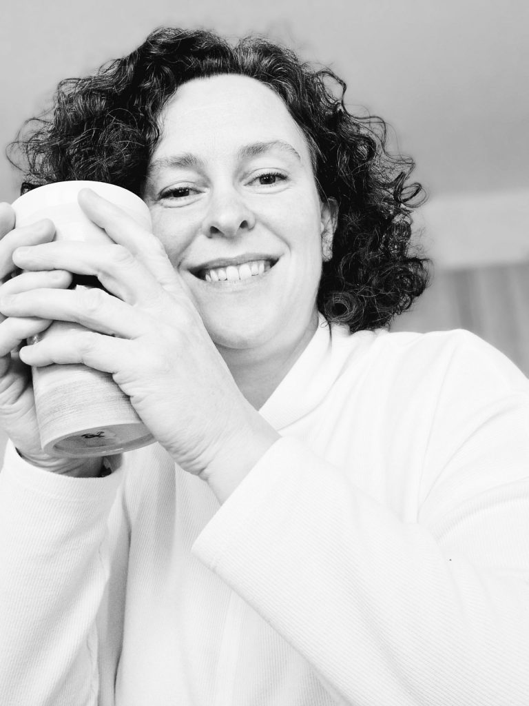 Foto der Künstlerin Melanie Breuer, die ihre Keramik unter dem Label Bellevie Moineau vertreibt.