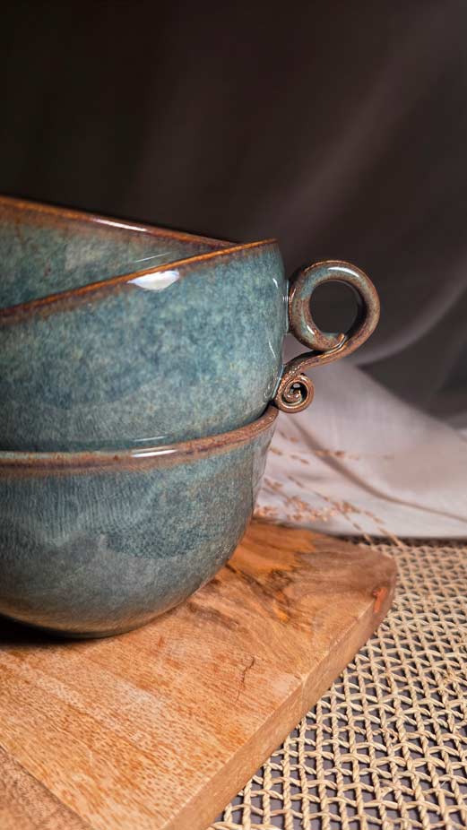 Drei handgemachte Keramik-Tassen in grünblau, aus Steinzeug.