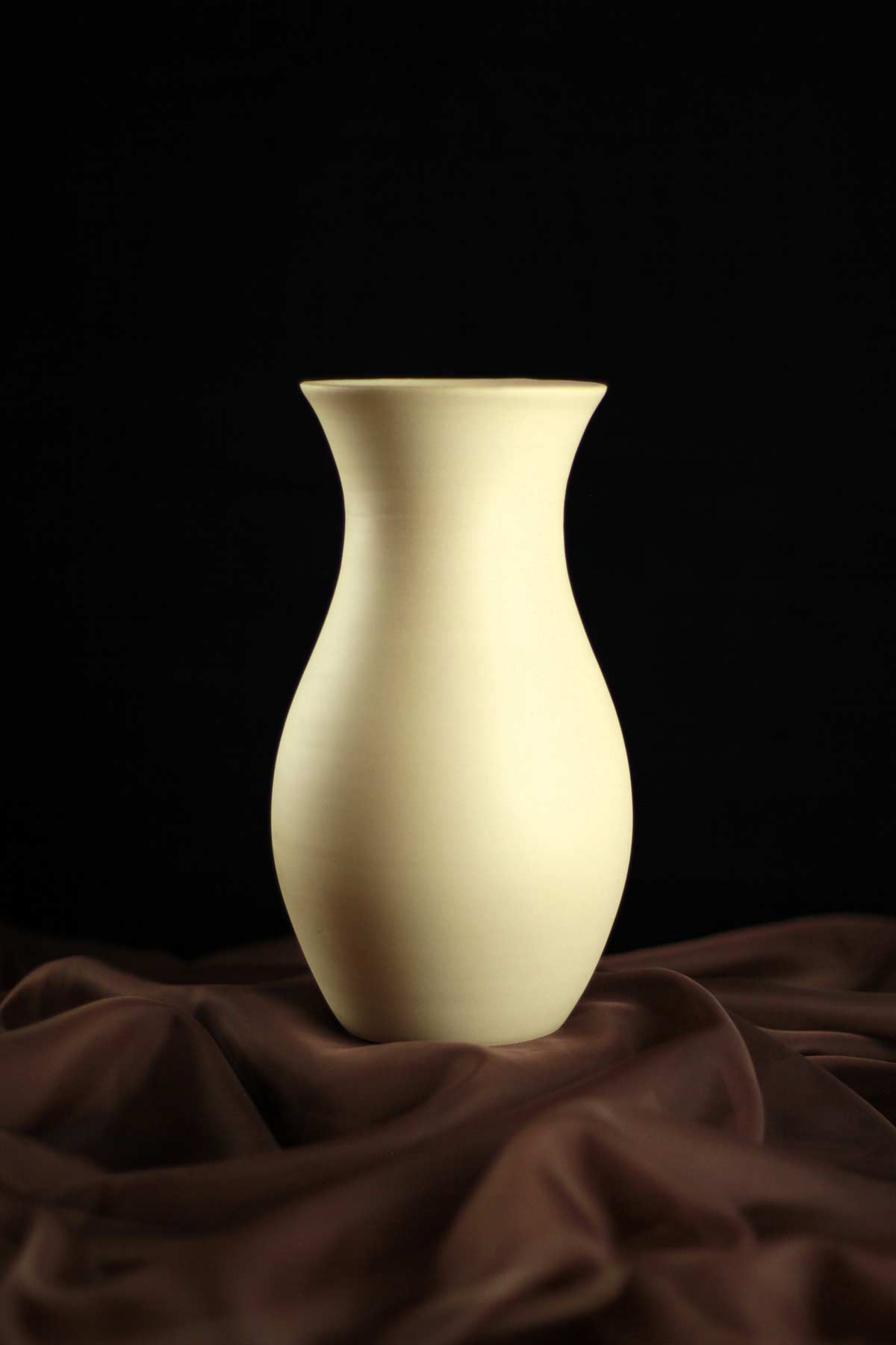 Handgemachte Steinzeugvase, cermefarben und wasserdicht.